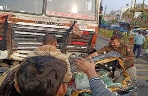 आगरा में भीषण सड़क हादसा: गुरुद्वारा गुरु के ताल पर ट्रक ने ऑटो को रौंदा, महिला सहित पांच लोगों की मौत