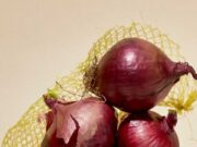 Health Benefits Of Raw Onion: ब्लड शुगर कंट्रोल करने से लेकर कब्ज दूर करने तक, कच्चे प्याज खाने के हैं गजब के फायदे 1