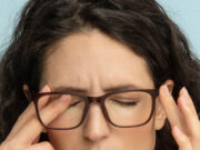 सर्द हवाओं ने छीन ली है आपकी आंखों की नमी, तो इन आसान उपायों से पाएं आराम 1