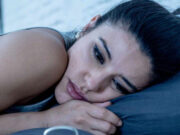 रात को नींद न आने की समस्या से हैं परेशान, तो ये फूड आइटम्स हो सकते हैं मददगार 1