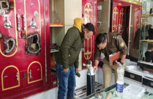 Uttarakhand: ज्वेलरी शॉप में लाखों की चोरी, रस्सी के सहारे तीसरे फ्लोर में दाखिल हुए चोर, ऐसे दिया घटना को अंजाम
