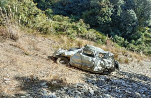 Nainital News: अनियंत्रित होकर 500 मीटर गहरी खाई में गिरी कार, पिता-पुत्र सहित तीन की मौत, परिवार में मचा कोहराम