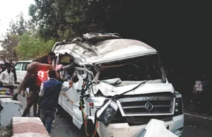 Nainital News: अनियंत्रित होकर बीच सड़क पर टेंपो ट्रैवलर के पलटने से दो महिला कर्मियों की मौत..