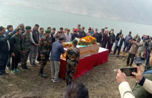 Uttarakhand: भारत-चीन सीमा पर शहीद राइफलमैन का पार्थिव शरीर पहुंचा गांव, सैन्य सम्मान के साथ अंतिम विदाई