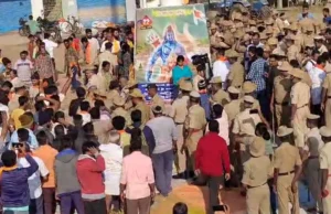 कर्नाटक में अब ‘हनुमान’ पर छिड़ा बवाल, मांड्या में भगवा ध्वज उतारने पर हंगामे के बाद बढ़ाई गई सुरक्षा; सिद्धारमैया पर भड़की BJP