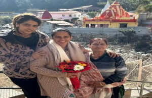Nainital: बैडमिंटन खिलाड़ी साइना नेहवाल मां के साथ पहुंची कैंची धाम, बाबा का लिया आशीर्वाद..