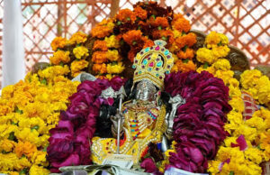 Ayodhya: राम मंदिर के गर्भगृह में अपने आसन पर विराजमान हुए रामलला, दोपहर से ही शुरू हो गए थे कर्मकांड