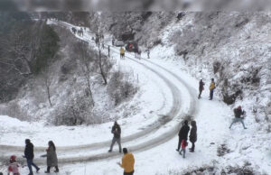 Snowfall in Nainital: इंतजार हो गया खत्म, नैनीताल में हुई सीजन की पहली बर्फबारी, खुशी से झूमे पर्यटक