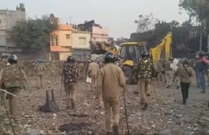 Haldwani: अवैध मदरसे पर चला बुलडोजर, विरोध में पत्थरबाजी के बाद उपद्रवियों ने थाने को घेरकर कई वाहन फूंके