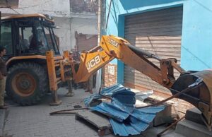 Uttarakhand: योगी की तरह धामी ने भी उत्तराखंड में चलवाया बुलडोजर, छात्रा पर जानलेवा हमलावर ‘फरदीन’ का घर टूटा