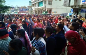 Uttarakhand: धामी सरकार के खिलाफ सड़कों पर उतरीं आंगनबाड़ी कार्यकर्ता, कहा- मांगे नहीं मानी तो होगा काम का बहिष्कार