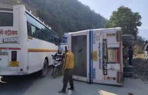 Rishikesh Badrinath Highway: नरकोटा में पलटी रोडवेज की बस, द्वारहाट से 30 यात्रियों को लेकर जा रही थी देहरादून