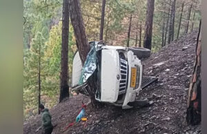 Uttarakhand: दर्दनाक हादसा, अनियंत्रित होकर खाई में गिरा मैक्स वाहन, महिला व चालक की मौत, तीन घायल