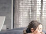 आपको भी है पेट के बल सोने की आदत? तो यहां जान लीजिए इससे होने वाले 5 बड़े नुकसान 1