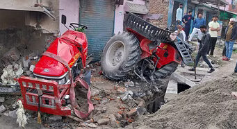 Kashipur: टायर फटने से खनन भरी ट्रैक्टर-ट्राॅली घर में घुसी, हादसा में तीन घायल…