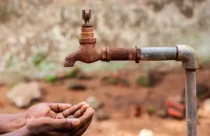 हल्द्वानी में पानी को लेकर हाहाकार, बेस अस्पताल के पास पेयजल लाइन में लीकेज, सड़कों पर हजारों लीटर पानी बर्बाद