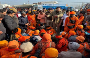 Uttarakhand: कार ने मारी कांवड़िए को टक्कर, गुस्साए कांवड़ियों ने हाइवे किया जाम, मनाने आए पुलिस अधिकारी