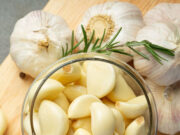 Garlic: रोजाना सुबह खाली पेट चबा लें एक लहसुन की कली, ब्लड शुगर रहेगा कंट्रोल, वेट लॉस में भी करेगा मदद 1