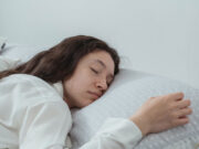 सपने में ऊपर से गिरने का क्या मतलब होता है? 1