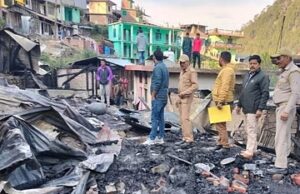 Uttarkashi: भीषण आग फैलने से चपेट में आए आठ मकान, रसोई गैस सिलिंडर में आग लगने से हुआ हादसा