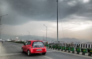 Uttarakhand Weather: ऊंचाई वाले क्षेत्रों में बर्फबारी, जंगलों की आग बुझाने में बारिश मददगार, आज बारिश होने के आसार..