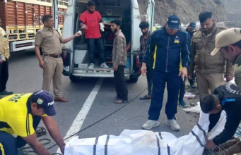 Rishikesh Accident: ऋषिकेश-बदरीनाथ राष्ट्रीय राजमार्ग पर ट्रक खाई में गिरा, एक ने कूदकर बचाई, एक की मौत