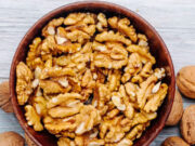 अखरोट को रातभर के लिए पानी में भिगो दें, फिर सुबह खाएं, इससे सेहत को मिलेंगे ये फायदे 1