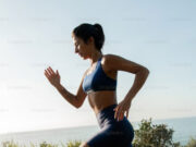 सीढ़ियां चढ़ते-उतरते वक्त पैरों में होता है दर्द, तो इन एक्सरसाइज से दूर करें ये प्रॉब्लम 1