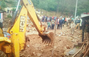 Uttarakhand: बारिश से अल्मोड़ा में तबाही…दुकानों-घरों में घुसा मलबा, कार और बाइकें भी दबीं..