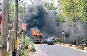 Haldwani: देखते ही देखते आग का गोला बना कैंटर, लपटें देख चिल्लाते रहे लोग