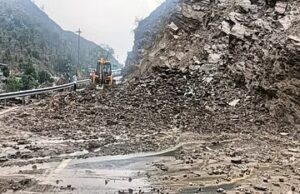 भवाली-अल्मोड़ा राष्ट्रीय राजमार्ग पर बारिश से तबाही, दुकानों में घुसा मलबा, भूस्खलन से हाईवे तीन घंटे रहा बंद… भीमताल में सड़कें बनीं तालाब