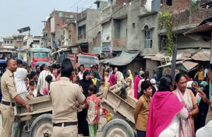 Haldwani: पेयजल संकट से आक्रोशित महिलाओं ने रोकी आवाजाही, दिखाया अपना रौद्र रूप, बुग्गियां लगाकर किया प्रदर्शन