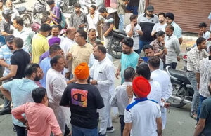 Rudrapur: 32 घंटे से आयकर विभाग की कार्रवाई जारी, छानबीन कर रही तीन टीमें, खातों का जुटा रही हैं ब्योरा