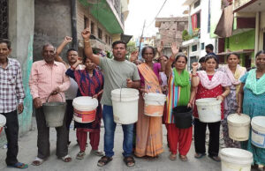 Haldwani Water Crisis: पेयजल किल्लत पर चढ़ा पारा, अधिशासी अभियंता का किया घेराव, लोगों का जोरदार प्रदर्शन
