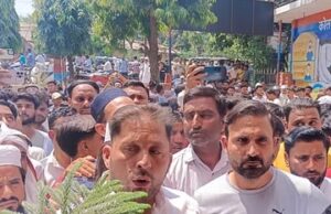 Roorkee: धार्मिक ग्रंथ कुरान की बेअदबी पर भड़के मुस्लिम समुदाय के लोग, कोतवाली पहुंचकर किया हंगामा