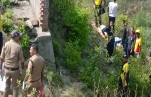 Almora: 150 मीटर गहरी खाई में गिरी कार, पति-पत्नी सहित बेटी की मौत, 11 साल का बेटा घायल