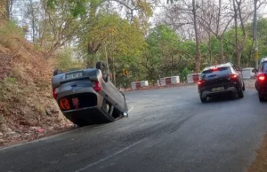 Nainital News: नैनीताल से वापस रामपुर जा रहे थे लोग, बेक्र फेल होने से बीच सड़क पर पलटी कार, तीन घायल