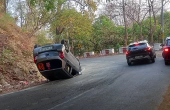 Nainital News: नैनीताल से वापस रामपुर जा रहे थे लोग, बेक्र फेल होने से बीच सड़क पर पलटी कार, तीन घायल