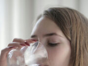 Cold Water Effects: अगर आप भी धूप से आकर पीते हैं फ्रिज का ठंडा पानी, तो सेहत को हो सकते हैं ये नुकसान 1