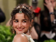 मेट गाला 2024 में छाया आलिया भट्ट का देसी लुक, सब्यसाची की साड़ी में रेड कार्पेट पर लगाए चार चांद 1