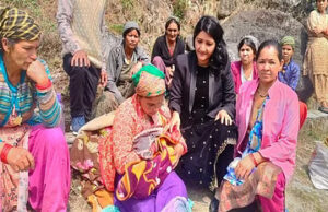 Uttarakhand: महिला को डोली के जरिये अस्पताल ले जाया जा रहा था, हेमा ने नदी किनारे जन्मे जुड़वा बच्चे, एक की मौत