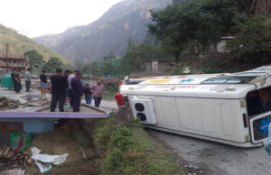 Pithoragarh News: एंबुलेंस का बीच रास्ते में हुआ ब्रेक फेल, सड़क पर पलटी गाड़ी…पांच लोग घायल
