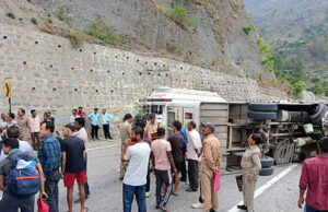 Accident in Uttarakhand: डिवाइडर से टकराकर सड़क पर पलटी हरिद्वार से उत्तरकाशी जा रही सवारियों से भरी बस, मची चीख पुकार
