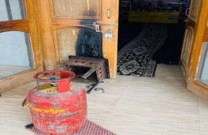 Nainital News: गुरुद्वारे के दरवाजे में आग लगाने की कोशिश, ग्रामीणों ने एक आरोपी को पकड़ा, तीन अभी भी फरार