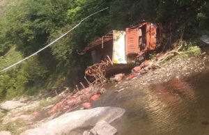 Almora Accident: नदी में गिरा गैस सिलेंडरों से भरा ट्रक, ड्राइवर-कंडक्टर की मौत, हल्द्वानी से बेरीनाग जा रहा था वाहन