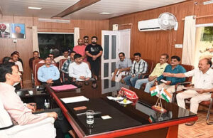 Nainital News: कुमाऊं कमिश्नर दीपक रावत ने जनता दरबार में सुनी समस्याएं, लोगों को दी सलाह