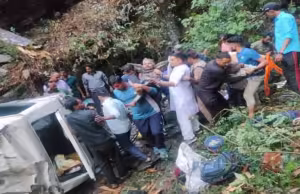 Nainital Accident: नैनीताल में बड़ा सड़क हादसा, मैक्स के खाई में गिरने से चालक समेत छह की मौत, सात लोग घायल