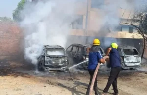 Haldwani News: पलक झपकते ही तीन कार हुई जलकर राख, मची अफरा तफरी