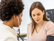 बार-बार बढ़ते Blood Pressure की समस्या से हैं परेशान, तो इन 5 आदतों से करें इसे कंट्रोल 1