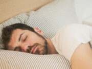 नींद के इंतजार में आप भी रातभर बदलते हैं करवट, तो सुकून से सोने के लिए करें ये 5 योगासन 1